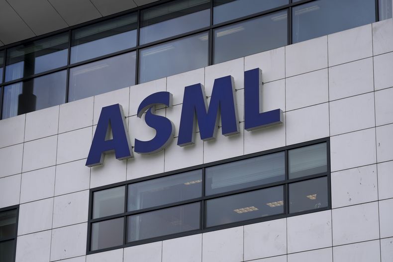 ARCHIVO – El logotipo de ASML, fabricante líder de equipo de producción de semiconductores, en la oficina central de la empresa en Veldhoven, Holanda, el 30 de enero de 2023. (AP Foto/Peter Dejong, Archivo)