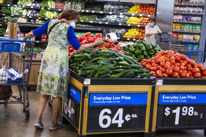 ARCHIVO – Varias personas adquieren mercancías en un Walmart Superstore de Secaucus, Nueva Jersey, el 11 de julio de 2024. (AP Foto/Eduardo Munoz Alvarez, Archivo)