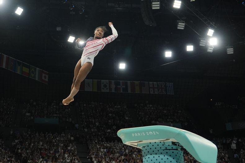Simone Biles, de Estados Unidos, compite en el potro durante la ronda final de equipos femeninos de gimnasia artística en la Arena Bercy en los Juegos Olímpicos de verano de 2024, el martes 30 de julio de 2024, en París, Francia. (Foto AP/Charlie Riedel)