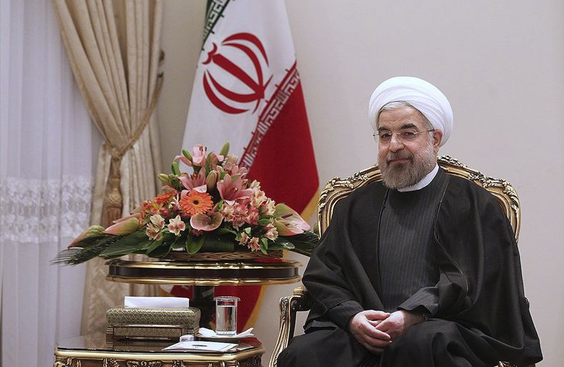 En esta imagen cedida por el portal oficial de internet de la presidencia de Ir&aacute;n se ver al mandatario Has&aacute;n Ruhani en una reuni&oacute;n con el canciller de Suecia en las instalaciones del gobierno en Teher&aacute;n, Ir&aacute;n, el martes