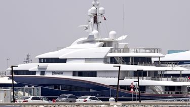 otro oligarca ruso lleva su lujoso yate a dubai