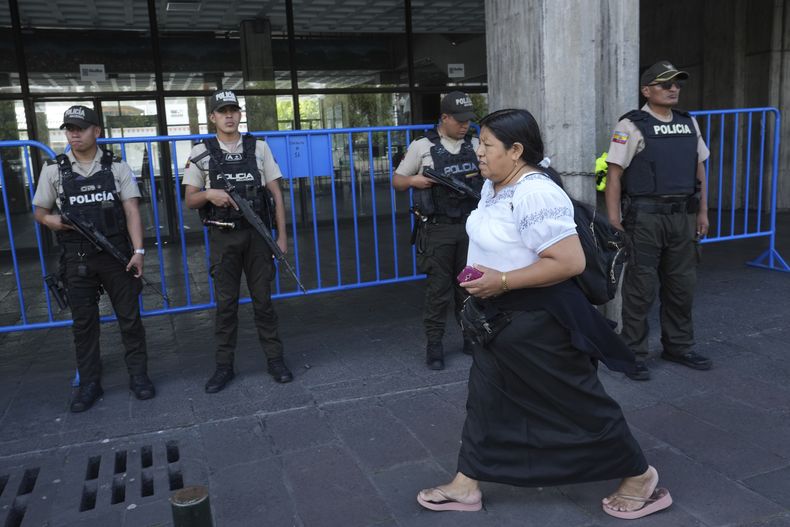La policía hace guardia afuera del palacio municipal cerca de la oficina y residencia presidencial, el palacio de Carondelet, en Quito, Ecuador, el miércoles 10 de enero de 2024. El gobierno ha dicho que se han registrado al menos 30 ataques desde que las autoridades anunciaron que el líder de la pandilla Los Choneros, Adolfo Macías, alias Fito, estaba desaparecido de su celda en una prisión de baja seguridad desde el domingo. (Foto AP/Dolores Ochoa)