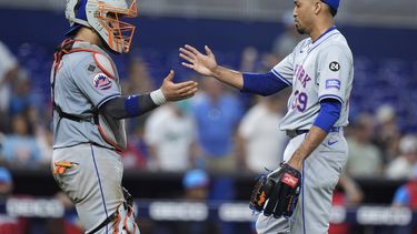 El receptor de los Mets de Nueva York, Francisco Álvarez, a la izquierda, y el lanzador Edwin Díaz (39) celebran después de que los Mets vencieron 1-0 a los Marlins de Miami, el sábado 20 de julio de 2024, en Miami. (AP Foto/Wilfredo Lee)