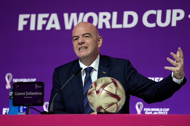 ARCHIVO - El presidente de la FIFA Gianni Infantino durante una rueda de prensa en la Copa del Mundo, el viernes 16 de diciembre de 2022, en Doha, Qatar. (AP Foto/Martin Meissner)