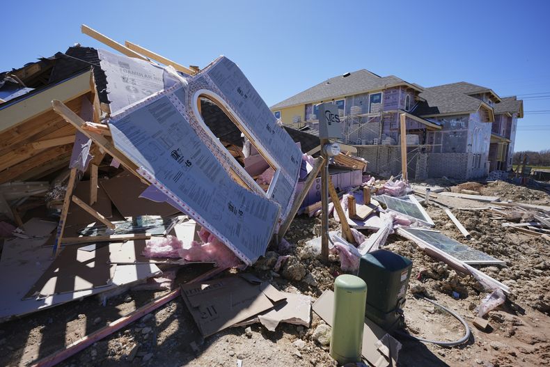 Viviendas en construcción destruidas luego de que unas tormentas azotaron el área en Haslet, Texas, el miércoles 5 de marzo de 2025. (AP Foto/Tony Gutierrez)