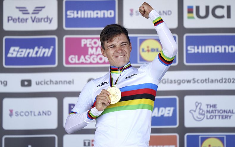 El belga Remco Evenpoel celebra su victoria en la contrarreloj durante el Campeonato Mundial de ciclismo en Stirling, Reino Unido el viernes 11 de agosto del 2023. (Tim Goode/PA via AP)