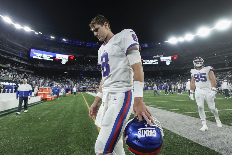 ARCHIVO - El quarterback Daniel Jones (8) de los Giants de Nueva York tras una derrota ante los Cowboys de Dallas, el lunes 26 de septiembre de 2022, en East Rutherford, Nueva Jersey. (AP Foto/Adam Hunger)