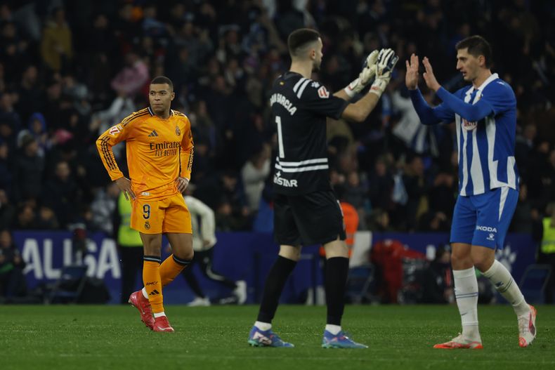 Kylian Mbappe del Real Madrid reacciona a los festejos de jugadores del Espanyol tras el gol de Carlos Romer en el encuentro de la liga española el sábado primero de febrero del 2025. (AP Foto/Joan Monfort)