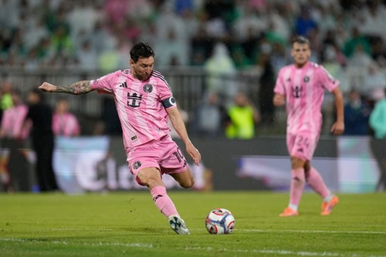 Lionel Messi del Inter Miami patea al balón durante un partido amistoso contra el Atlético Nacional de Colombia, el sábado 31 de enero de 2026, en Medellín. (AP Foto/Fernando Vergara)