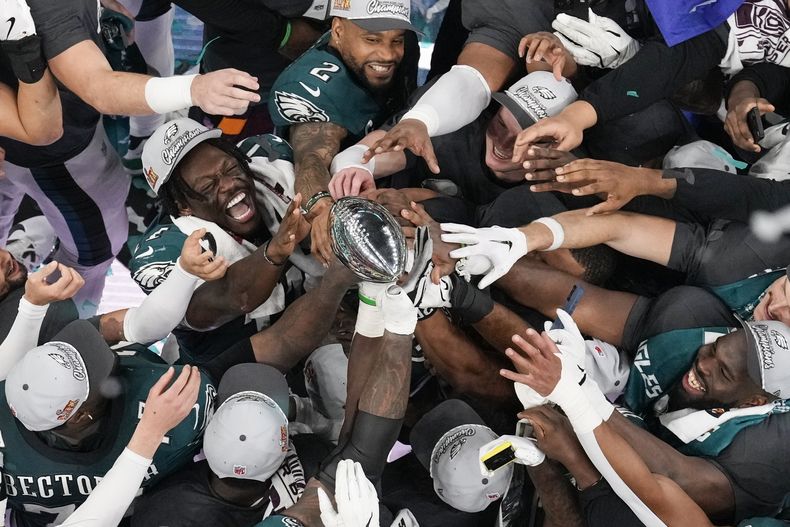 Jugadores de los Eagles de Filadelfia celebran con el trofeo Vince Lombardi tras ganar el Super Bowl LIX al vencer a los Chiefs de Kansas City el domingo 9 de febrero del 2025. (AP Foto/David J. Phillip)