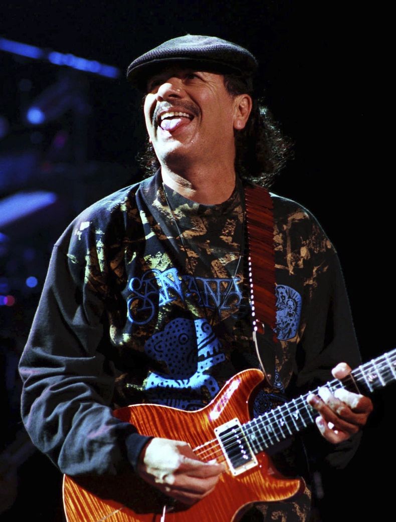 ARCHIVO - Carlos Santana durante su presentación en Clarkston, Michigan, el 12 de junio de 1999. El documental Carlos presenta la música y la carrera del artista galardonado con el Grammy. (Foto AP/Paul Warner, archivo)