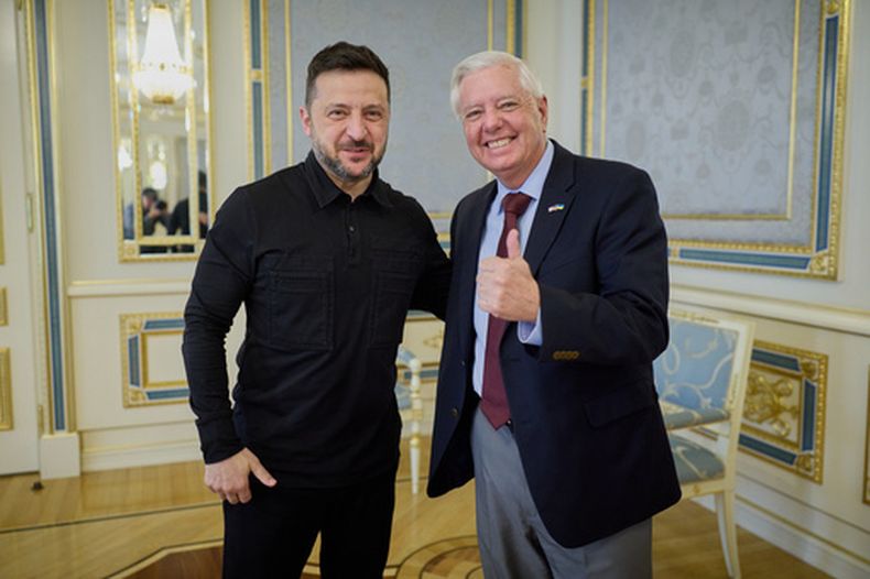 Foto entregada por el Departamento de Prensa de la Presidencia de Ucrania, que muestra al presidente ucraniano Volodymyr Zelenskyy (izq) con el senador republicano Lindsey Graham, en Kiev, Ucrania, el 10 de julio del 2026. (Departamento de Prensa de la Presidencia de Ucrania via AP)