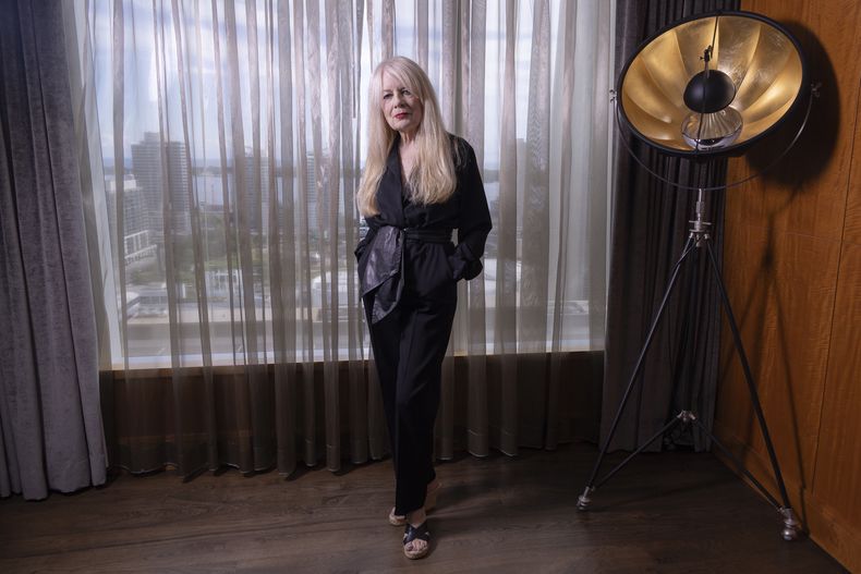Tina Weymouth de la banda Talking Heads posa para promover la reedición de la película Stop Making Sense en el Festival Internacional de Cine de Toronto el lunes 11 de septiembre de 2023, en Toronto. (Foto Joel C Ryan/Invision/AP)