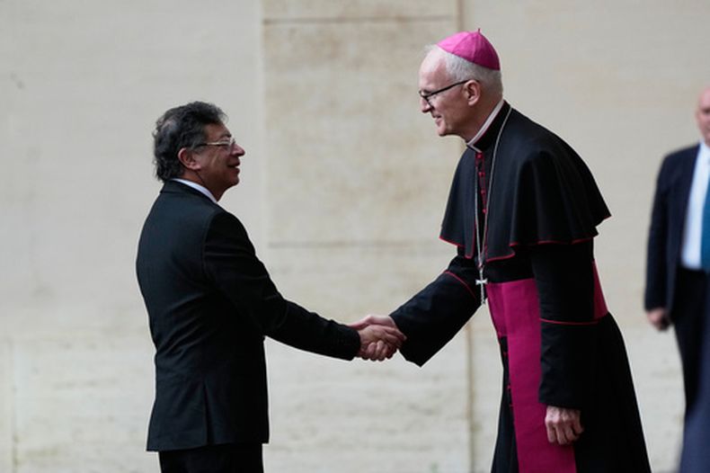 El presidente de Colombia, Gustavo Petro, es recibido por el arzobispo Petar Rajic, prefecto de la Prefectura de la Casa Pontificia, a su llegada al patio de San Dámaso para reunirse con el papa León XIV en el Vaticano, el jueves 2 de julio de 2026. (AP Foto/Alessandra Tarantino)