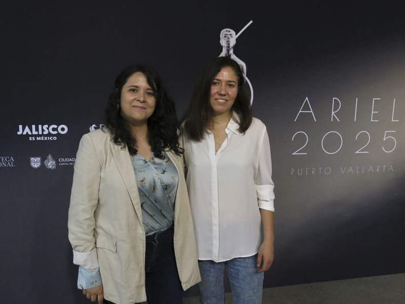 Las directoras Astrid Rondero, a la izquierda, y Fernanda Valadez de la película Sujo posan para un retrato en la 67ª edición del almuerzo de los nominados al Premio Ariel de México en la Ciudad de México, el miércoles 20 de agosto de 2025. (Foto AP/Berenice Bautista)