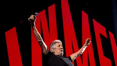 ARCHIVO - Roger Waters se presenta en el Barclays Arena de Hamburgo, Alemania, el 7 de mayo de 2023, para dar inicio a su gira This Is Not A Drill por Alemania. La administración de Biden opinó sobre la controversia del cofundador de Pink Floyd, Roger Waters, y sus recientes actuaciones en Alemania, que algunos han considerado antisemitas. El Departamento de Estado dijo el martes que Waters tiene un largo historial de uso de tropos antisemitas para denigrar al pueblo judío. (Daniel Bockwoldt/dpa vía AP, archivo)