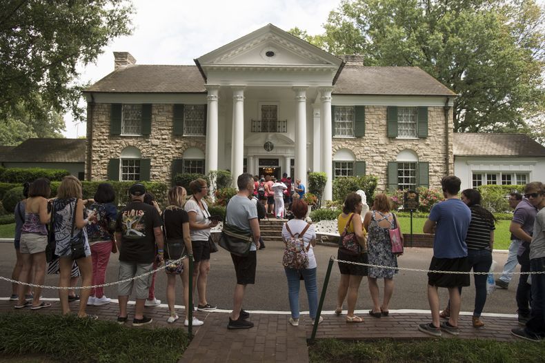 ARCHIVO - Fans esperan en fila afuera de Graceland el martes, 15 de agosto de 2017, en Memphis, Tennessee. Un juez de Tennessee bloqueó el miércoles 22 de mayo de 2024 la subasta de Graceland, la antigua casa de Elvis Presley, por parte de una compañía que afirma que los herederos del rey del rock no pagaron un préstamo que tenía la propiedad como garantía.(Foto AP/Brandon Dill, archivo)