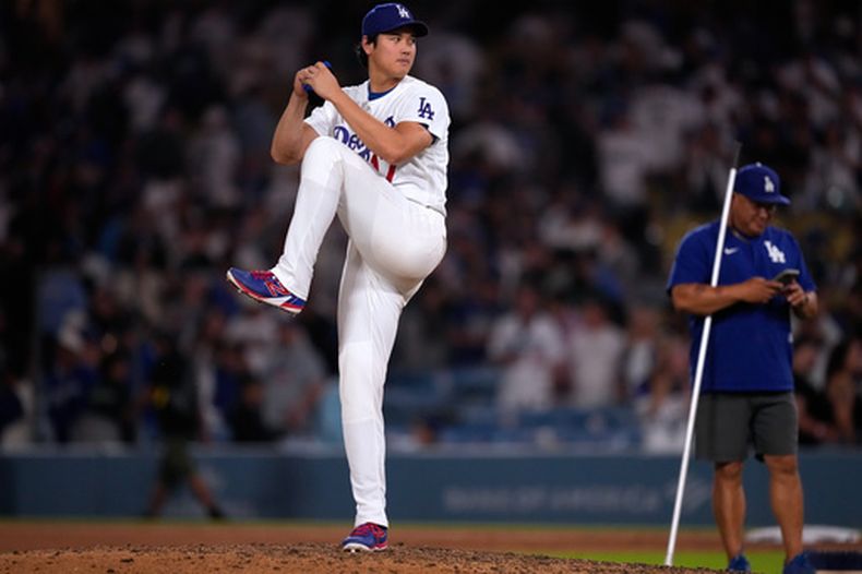 Shohei Ohtani, de los Dodgers de Los Ángeles, simula su movimiento de lanzamiento después de que los Dodgers derrotaran a los Rockies de Colorado, el miércoles 8 de julio de 2026, en Los Ángeles. (AP Foto/Mark J. Terrill)