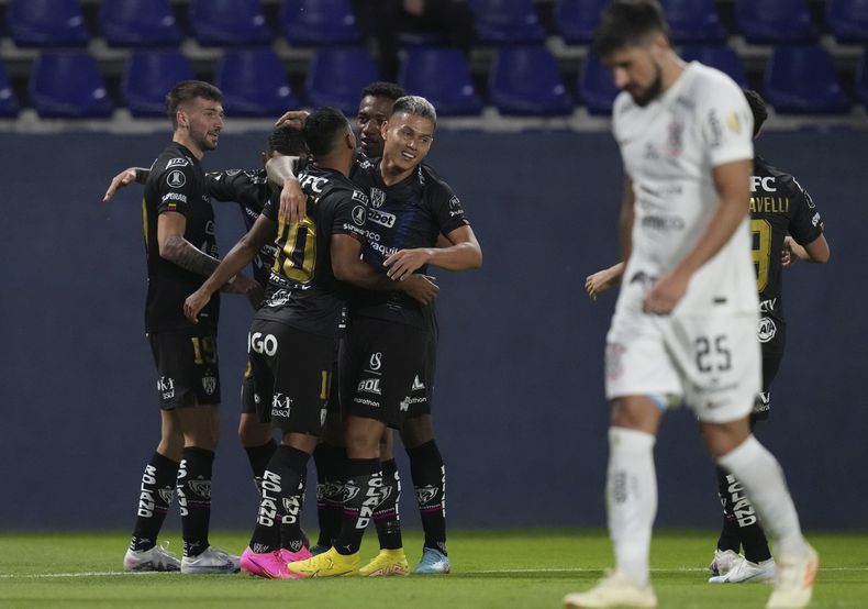 Junior Sornoza, del Independiente del Valle, festeja con sus compañeros tras marcar ante Corinthians en un encuentro de la Copa Libertadores, disputado el miércoles 7 de junio de 2023, en Quito (AP Foto/Dolores Ochoa)