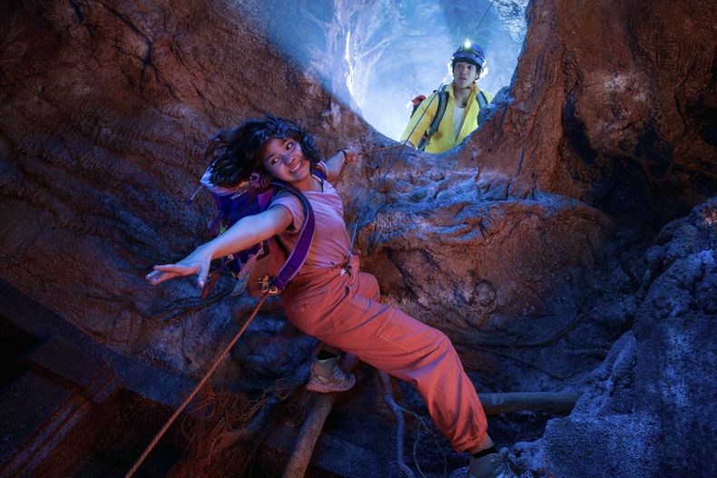 Esta imagen publicada por Paramount+ muestra a Samantha Lorainne, a la izquierda, y Jacob Rodríguez en una escena de Dora and the Search for Sol Dorado. (Pablo Arellano Spataro/Nickelodeon/Paramount+ via AP)