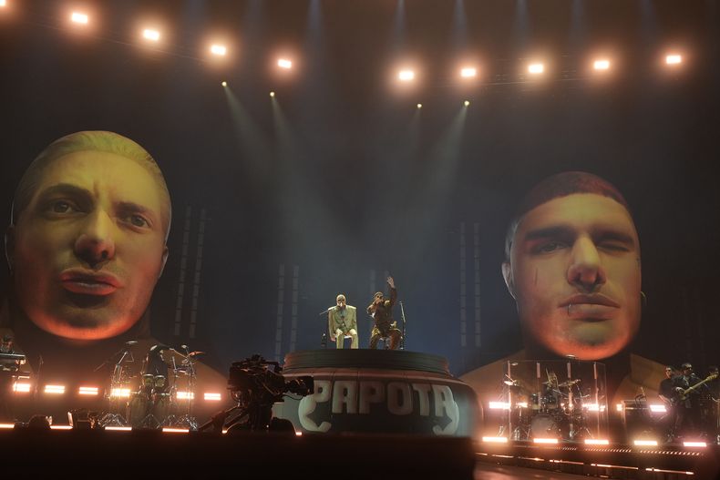 CA7RIEL y Paco Amoroso durante su concierto en la Ciudad de México, el viernes 15 de agosto de 2025. (Foto AP/Fernando Llano)