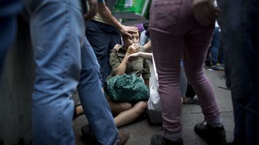 AP Fotos: la vida de los venezolanos transcurre en una fila