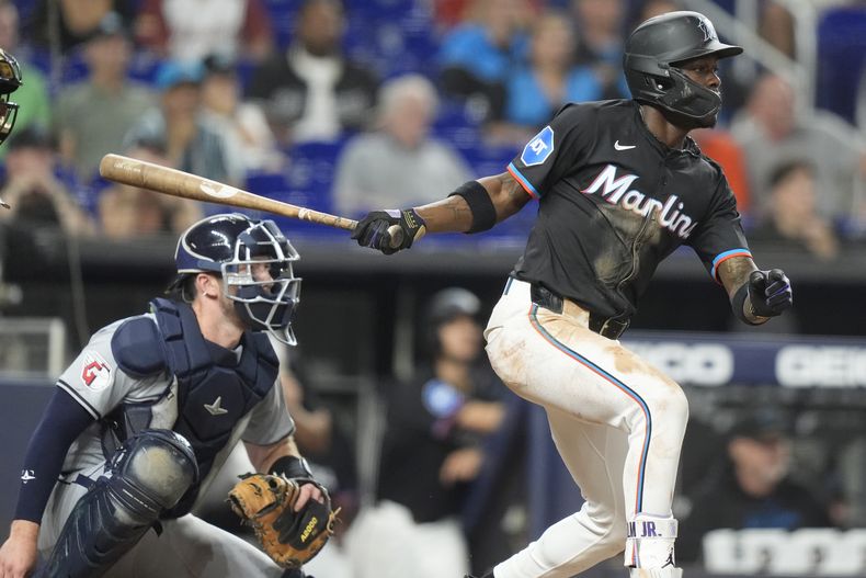 Jazz Chisholm Jr. de los Marlins de Miami observa su sencillo remolcador en la octava entrada ante los Guardianes de Cleveland el viernes 7 de junio del 2024. (AP Foto/Lynne Sladky)