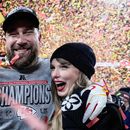 ARCHIVO - Travis Kelce, a la izquierda, y Taylor Swift posan después del partido de fútbol americano de la NFL por el Campeonato de la AFC contra los Bills de Buffalo, el 26 de enero de 2025, en Kansas City, Mo. (Foto AP/Ashley Landis, archivo)