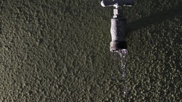 un fuerte salidero mantiene sin agua potable a varios sectores de san juan y trujillo alto
