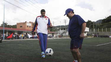 Maradona y presidente venezolano practican fútbol