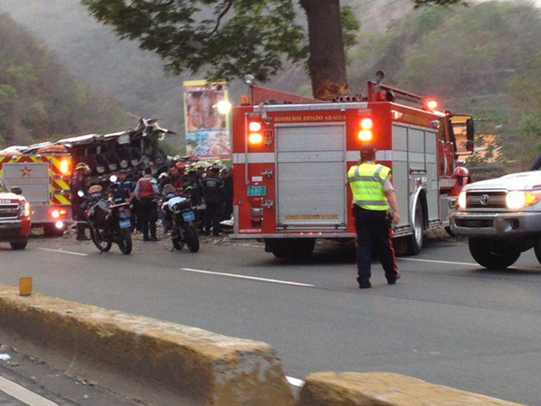 Un autobús colisionó contra un objeto fijo, presuntamente un árbol. Indicaron que varias personas se encontraban atrapadas y los bomberos debieron realizar maniobras con equipos especiales para el rescate de heridos y la recuperación de algunos cuerpos.
