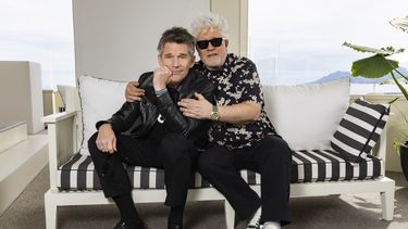 Ethan Hawke, izquierda, y el director Pedro Almodóvar posan para promover el corto Extraña forma de vida en la 76a edición del festival internacional de cine de Cannes, en el sur de Francia, el jueves 18 de mayo de 2023. (Foto Joel C Ryan/Invision/AP)
