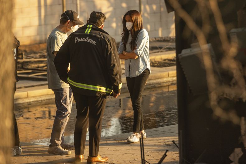 Meghan Markle, duquesa de Sussex, derecha, habla con el alcalde de Pasadena, Victor Gordo, centro, y Doug Goodwin, cuya casa fue destruida por el incendio de Eaton, en Altadena, California, el viernes 10 de enero de 2025. (Foto AP/Ethan Swope)