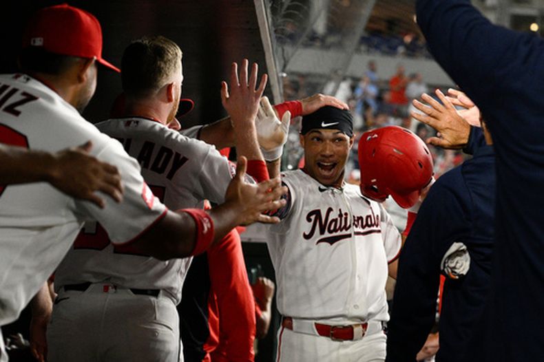 Daylen Lile, de los Nacionales de Washington, celebra su jonrón de tres carreras en el dugout con sus compañeros durante la séptima entrada de un partido de béisbol contra los Filis de Filadelfia, el martes 15 de septiembre de 2026, en Washington. (Foto AP/Nick Wass)