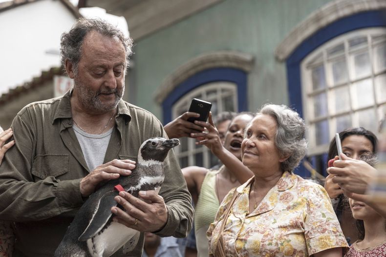 En esta imagen proporcionada por Lionsgate Jean Reno, izquierda, y Adriana Barraza en una escena de My Penguin Friend. (Lionsgate via AP)