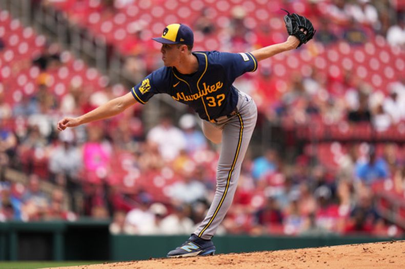 El abridor de los Cerveceros de Milwaukee Jacob Misiorowski lanza en la primera entrada del primer juego de la doble cartelera ante los Cardenales de San Luis el martes 7 de junio del 2026. (AP Foto/Jeff Roberson)