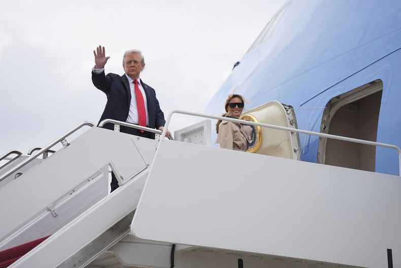 El presidente estadounidense Donald Trump y la primera dama Melania Trump abordan el Air Force One, el martes 16 de septiembre de 2025, en la Base Conjunta Andrews, Maryland (AP Foto/Evan Vucci)