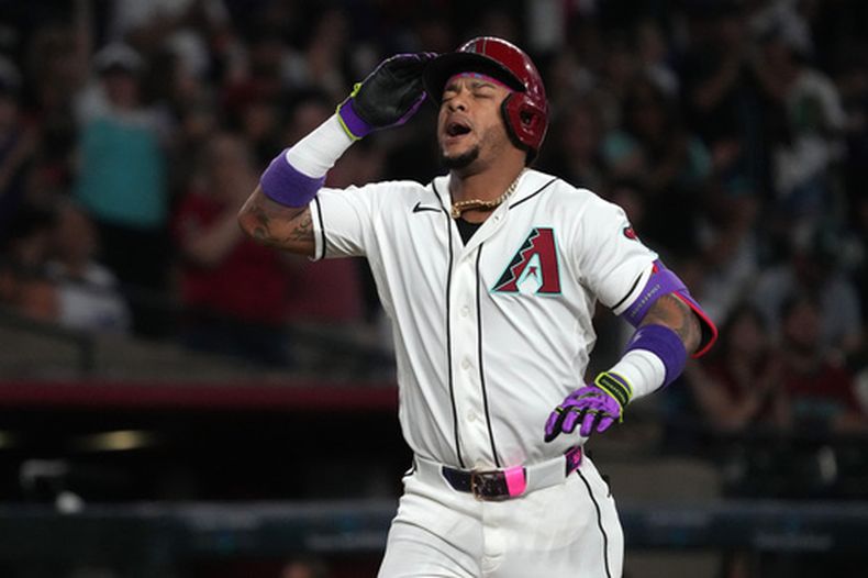 Ketel Marte, de los Diamondbacks de Arizona, reacciona en un partido de béisbol de Grandes Ligas contra los Dodgers de Los Ángeles, en la primera entrada, el domingo 9 de agosto de 2026, en Phoenix. (AP Foto/Rick Scuteri)