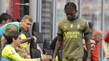 Rafael Leao del AC Milan se retira lesionado durante el partido contra Lazio en la Serie A, el sábado 6 de mayo de 2023. (AP Foto/Luca Bruno)