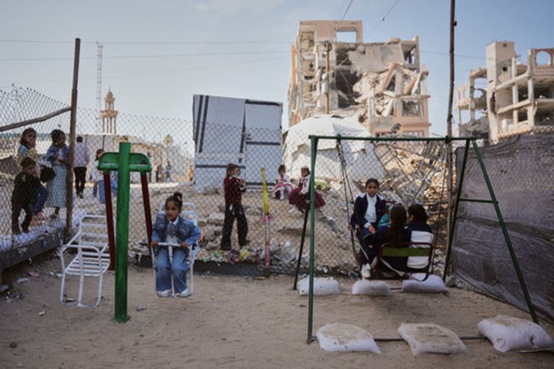Niños palestinos juegan en un campamento de tiendas en Ciudad Gaza, Franja de Gaza, el 20 de marzo del 2026. (AP foto/Abdel Kareem Hana)