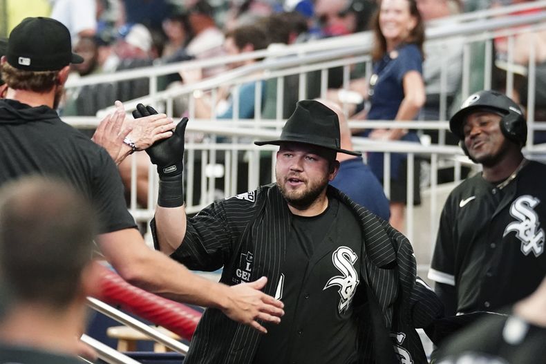 Jake Bruger, antesalista de los Medias Blancas de Chicago, festeja en la cueva tras lograr un jonrón en el juego del sábado 15 de julio de 2023, ante los Bravos de Atlanta (AP Foto/John Bazemore)
