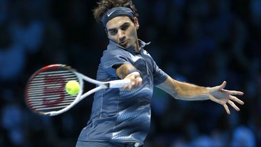 americateve | El suizo Roger Federer devuelve una pelota contra el franc&eacute;s Richard Gasquet en la Copa Masters el jueves, 7 de noviembre de 2013, en Londres. (AP Photo/Kirsty Wigglesworth)