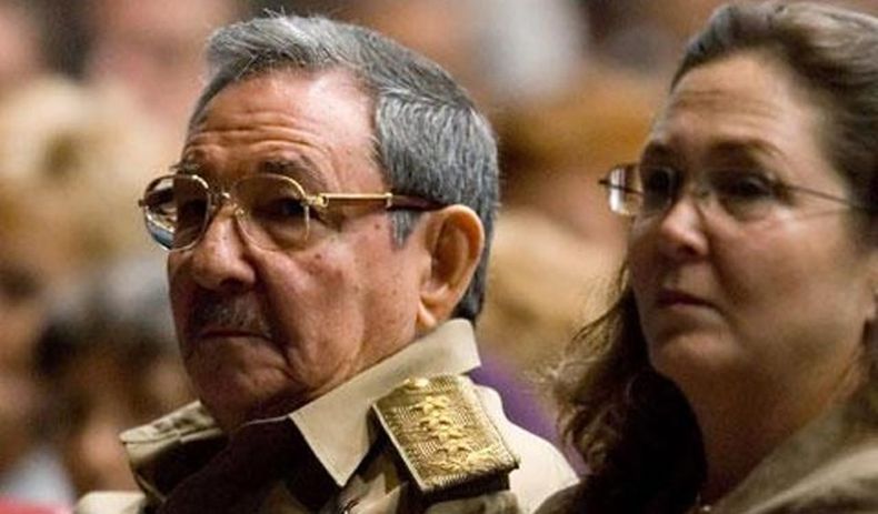 El dictador general de ejército Raúl Castro y su hija Deborah Castro Espín.