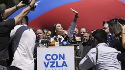 La aspirante presidencial de la coalición opositora María Corina Machado da una conferencia de prensa frente a su sede de campaña en Caracas, Venezuela, el lunes 29 de enero de 2024. (AP Foto/Ariana Cubillos)