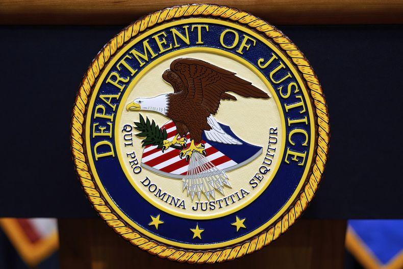El sello del Departamento de Justicia de Estados Unidos en un podio antes de una conferencia de prensa en la sede de esa agencia en Washington el 6 de mayo del 2025. (AP foto/Julia Demaree Nikhinson)