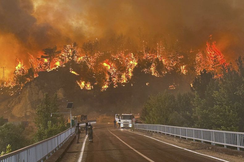 Un incendio forestal arrasa una zona boscosa cerca de la aldea de Cavuslar, en Turquía, el miércoles 23 de julio de 2025. (Ridvan Bostanci/IHA vía AP)