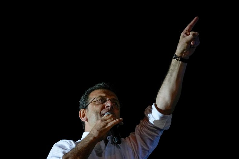 ARCHIVO - El alcalde de Estambul y candidato del Partido Popular Republicano (CHP), Ekrem Imamoglu, se dirige a sus partidarios frente al ayuntamiento de Estambul, Turquía, el 1 de abril de 2024. (AP Foto/Khalil Hamra, Archivo)