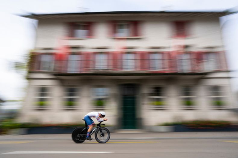 El británico Finlay Tarling conduce en la contrarreloj individual del Junior Men del Campeonato Mundial Ciclista el lunes 23 de septiembre del 2024. (AP Foto/Peter Dejong)