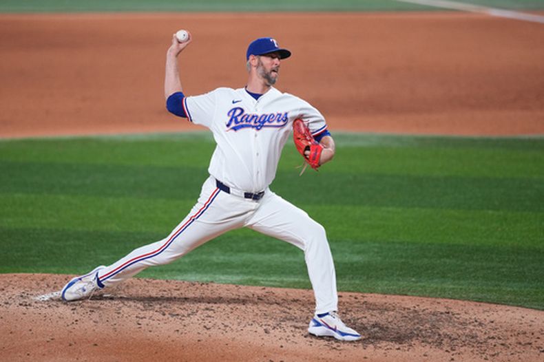 El pitcher de los Rangers de Texas Chris Martin lanza en la séptima entrada ante los Angelinos de Los Ángeles el martes 7 de julio del 2026. (AP Foto/Julio Cortez)