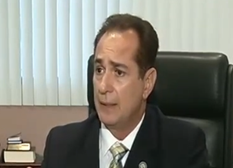 El alcalde de Sweetwater prohibió a sus empleados varones el uso de aretes y a las damas les pide que sólo utilicen un par. Esta medida ha llamado la atención de sus detractores.